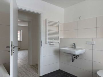 Modern und hell nach Sanierung mit großem Balkon ab Frühjahr, 06237 Leuna, Etagenwohnung