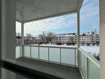 Modern und hell nach Sanierung mit großem Balkon ab Frühjahr, 06237 Leuna, Etagenwohnung