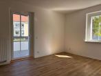 Wohnzimmer - Mit Balkon im Erdgeschoss