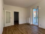 Wohnzimmer - Mit Balkon im Erdgeschoss