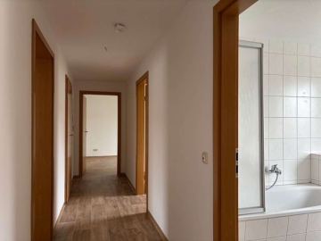 Hell und mit sonnigem Balkon, 06237 Leuna, Etagenwohnung