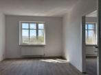 Wohnzimmer+Schlafzimmer - Ganz oben, alles neu, mit Wanne und Balkon mit grünem Weitblick