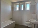 Badezimmer - Ganz oben, alles neu, mit Wanne und Balkon mit grünem Weitblick