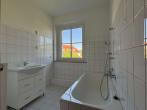 Badezimmer - Großzügig und hell mit traumhaftem Garten