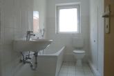 Badezimmer - Hell, ruhig, mit Gartennutzung und Stellplatz