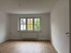 Wohnzimmer - Alles ganz neu, ganz ruhig in kleinem Mehrfamilienhaus