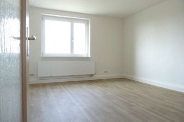 Modern saniert und hell auf dem Lande, 06237 Leuna OT Kreypau, Etagenwohnung