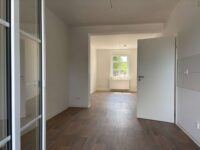 Blick vom Balkon in Küche+WZ